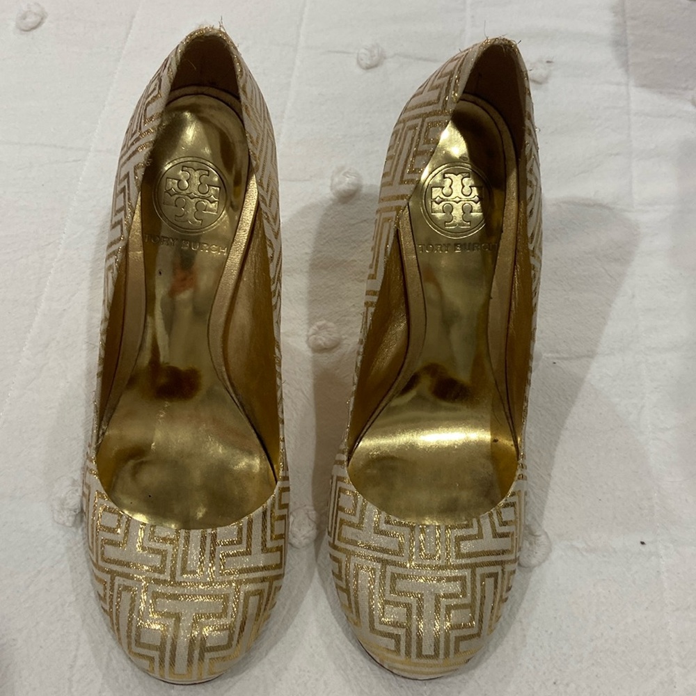 Women’s 7 1/2 Tory Burch Gold Logo Heels